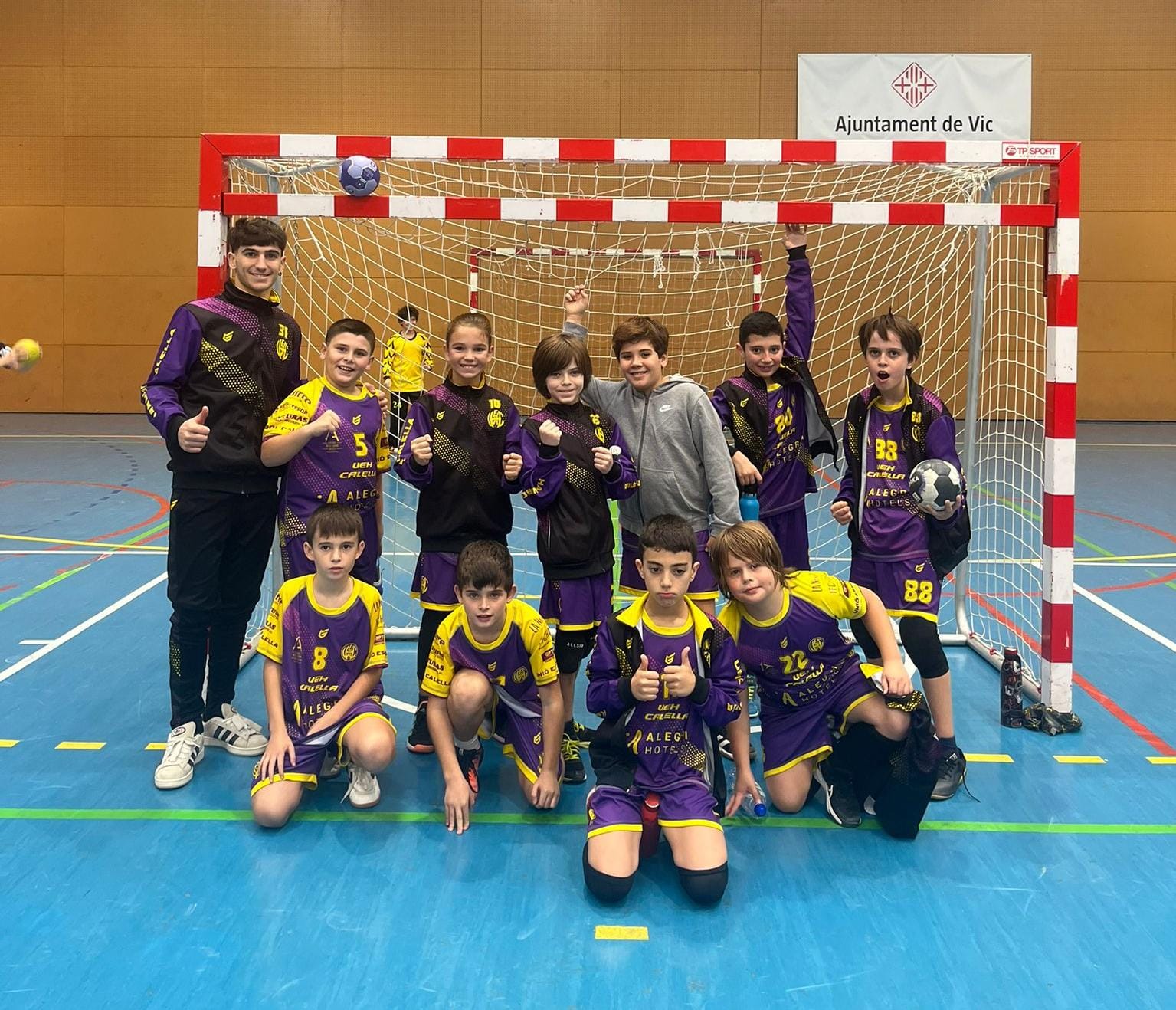CH VIC vs UEHC Aleví M Groc 10-6