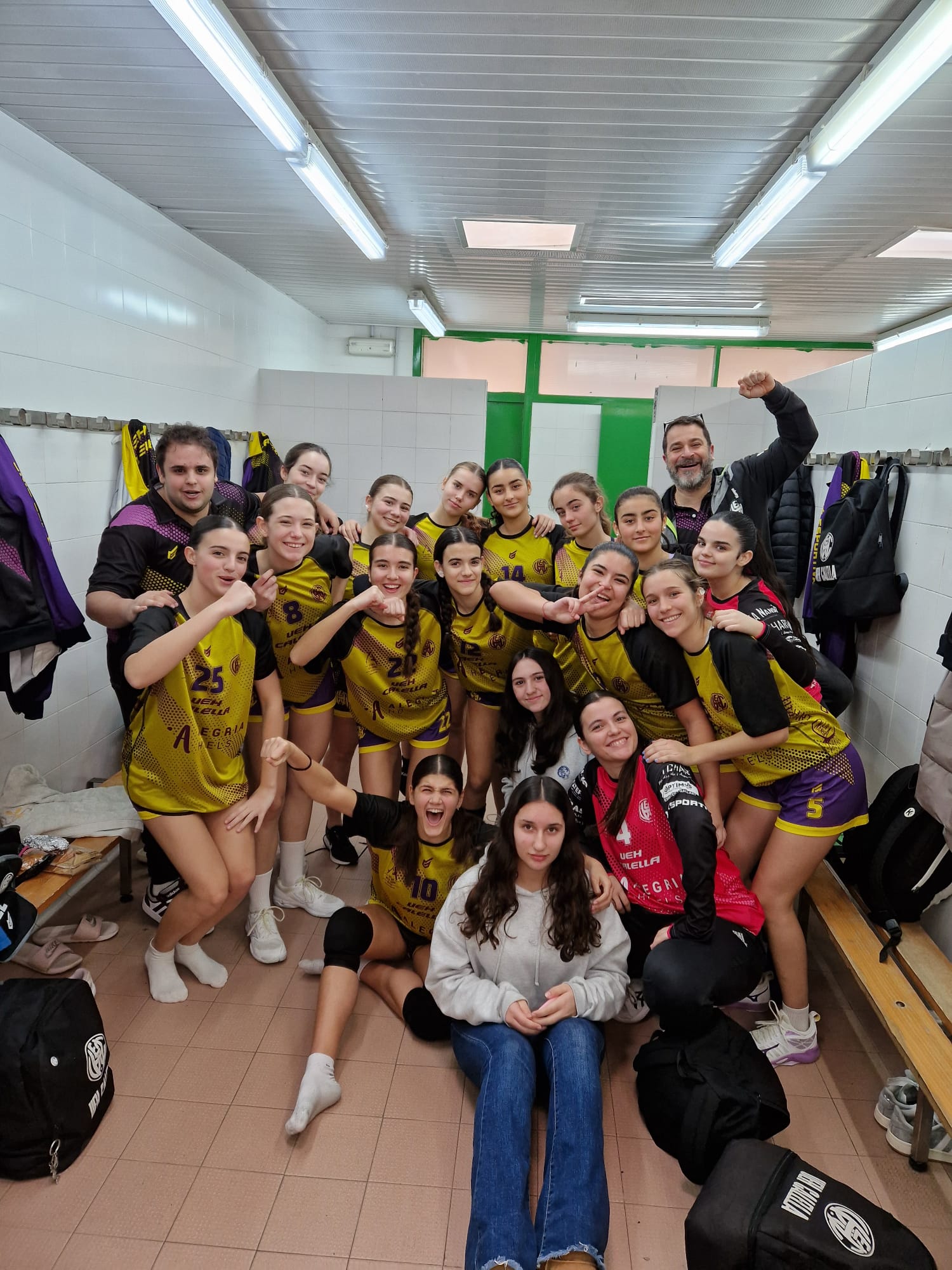 CE. HANDBOL VENDRELL vs UEHC Juvenil F 34-6
